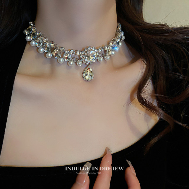 Women's baroque pearl clavicle necklace