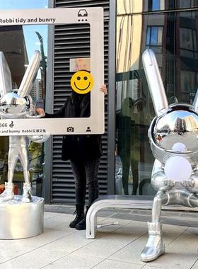 潮牌太空月光兔大摆件玻璃钢酒吧门店落地装饰电镀卡通兔雕塑