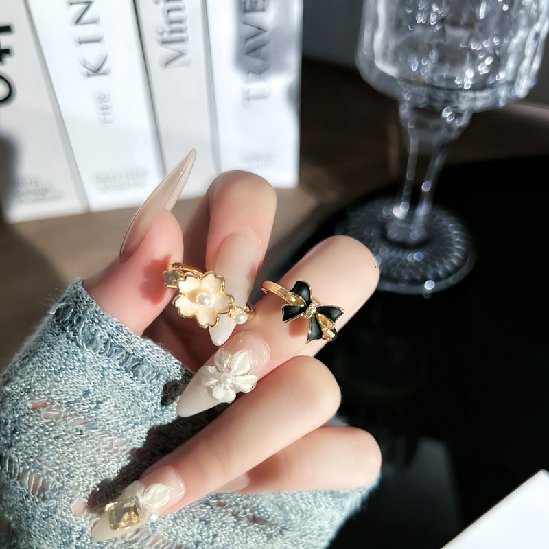 The script kills the past Liu Muchao's sweet souvenir black and white double ring cherry blossom and bow temperament ring gift