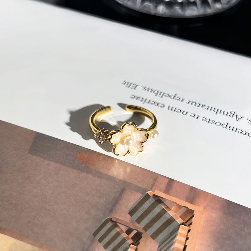 The script kills the past Liu Muchao's sweet souvenir black and white double ring cherry blossom and bow temperament ring gift