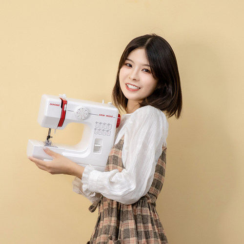 日本JANOME真善美525A多功能迷你小型电动衣车锁边缝纫机台式家用 - 图0