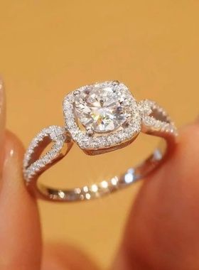 1克拉【深拥】S925银镀18K白金莫桑钻AU750戒指包镶显钻奢华婚戒