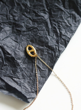 镂空猪鼻子钛钢锁骨链