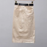 Длинная летняя белая эластичная приталенная джинсовая юбка, средней длины, с акцентом на бедрах