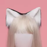 Чистая красная рука -приготовленная плюшевая осенняя и зимняя кошачьи уши