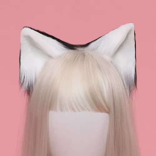 Чистая красная рука -приготовленная плюшевая осенняя и зимняя кошачьи уши