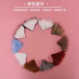 Чистая красная рука -приготовленная плюшевая осенняя и зимняя кошачьи уши