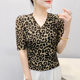 ເສື້ອຍືດຄໍ V-neck leopard ຄົນອັບເດດ: ພິມກາງແຂນລຸ່ມສໍາລັບແມ່ຍິງ 2025 summer ໃຫມ່ slim ແລະ versatile ຕາຫນ່າງເທິງແລະເສື້ອຂະຫນາດນ້ອຍ stylish