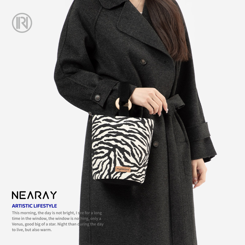 尼睿新款潮时尚百搭手拎帆布包小众设计感斑马纹便携水桶包女AS,淘宝优惠券,粉丝福利购,淘宝优惠卷