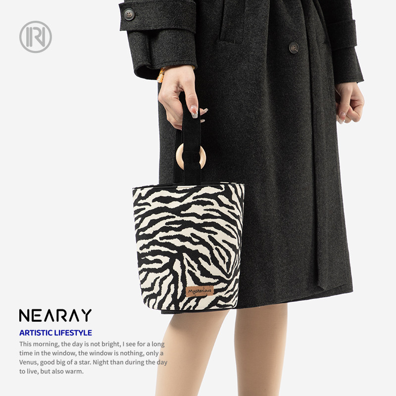 尼睿新款潮时尚百搭手拎帆布包小众设计感斑马纹便携水桶包女AS,淘宝优惠券,粉丝福利购,淘宝优惠卷