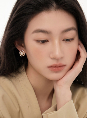 咖金色方形珍珠耳钉女2026年新款