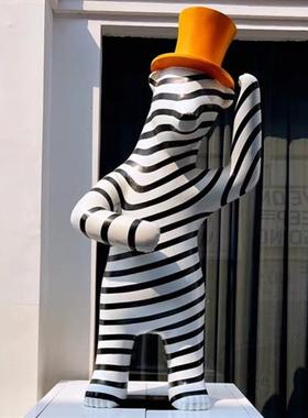 客厅大型落地礼貌条纹熊摆件酒店商场玻璃钢卡通雕塑售楼部装饰品