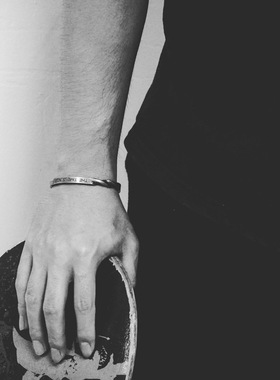 螺旋哑光磨砂黑色开口可调节手镯