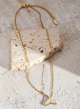 日韩风时尚白贝鱼尾吊坠项链小众高级感不掉色锁骨链镀金项链拍摄