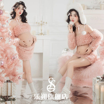 Shadow building gestation for a new Christmas theme Write a true fashion atmosphere and a lovely sweet and pregnant woman Photographic clothing
