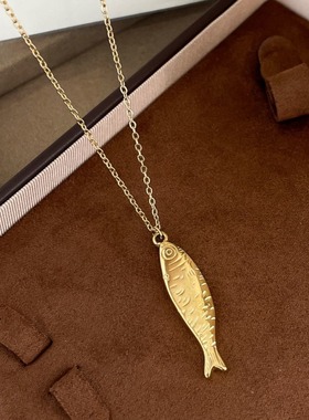 宋妍霏同款金色小鱼吊坠长款项链复古轻奢时尚潮流百搭颈链锁骨链