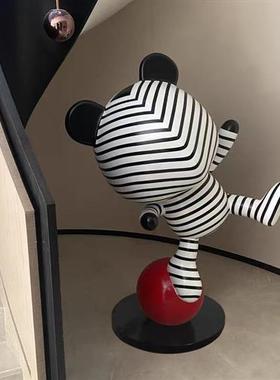 大型玻璃钢卡通熊雕塑楼梯口现代装饰落地摆件酒店艺术品简约潮流