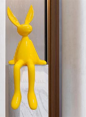 户外大型玻璃钢卡通雕塑兔子摆件定制家居样板间游乐场桌面装饰品