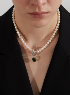 高级感先锋设计珍珠项链圣诞配色