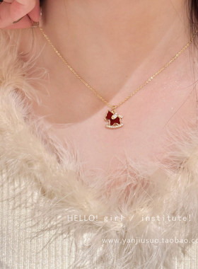 复古酒红色微镶小马吊坠项链女