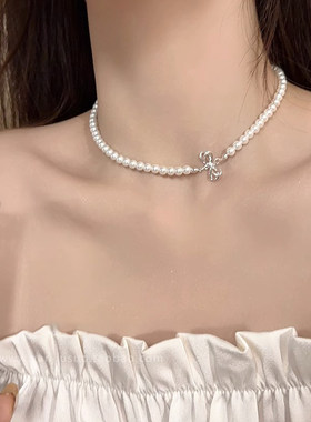 温柔蝴蝶珍珠项链配裙子女轻奢