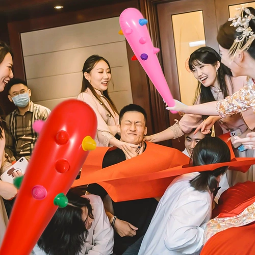 Свадьба, чтобы забрать родственников, Группа жениха жениха жениха, свадьба мыши, дверь, чтобы приветствовать творческую игру для блокировки