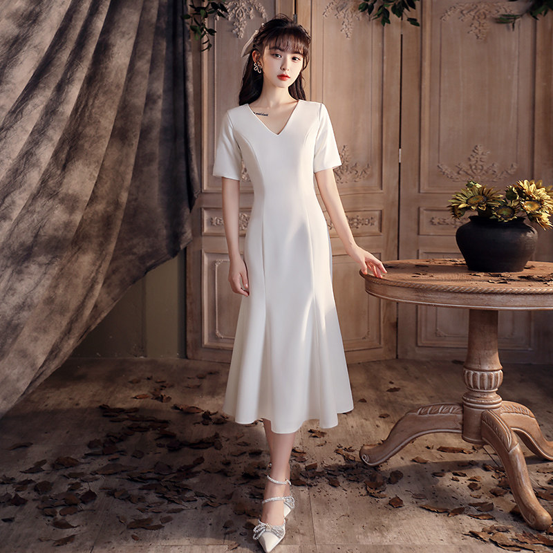 领证小白裙登记缎面修身 美蓓可连衣裙