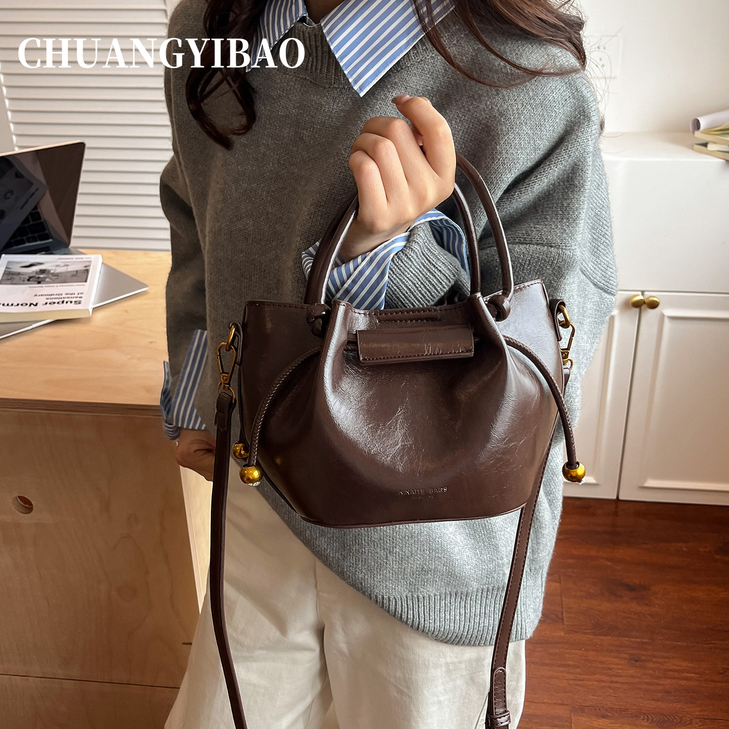 咖色超火手提水桶包包女2025新款秋冬轻奢小众高级感通勤斜挎小包,淘宝优惠券,粉丝福利购,淘宝优惠卷