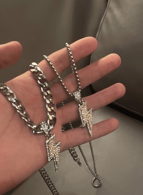 满钻闪电男生项链设计感嘻哈风