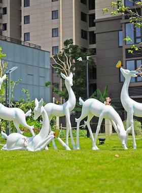 户外抽象梅花鹿玻璃钢雕塑售楼部小区草坪园林白色鹿造景模型摆件