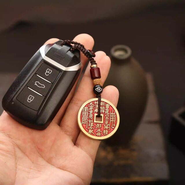 The pendant can be hung with keys and can be carried with you. The mountain ghost spends money retro.