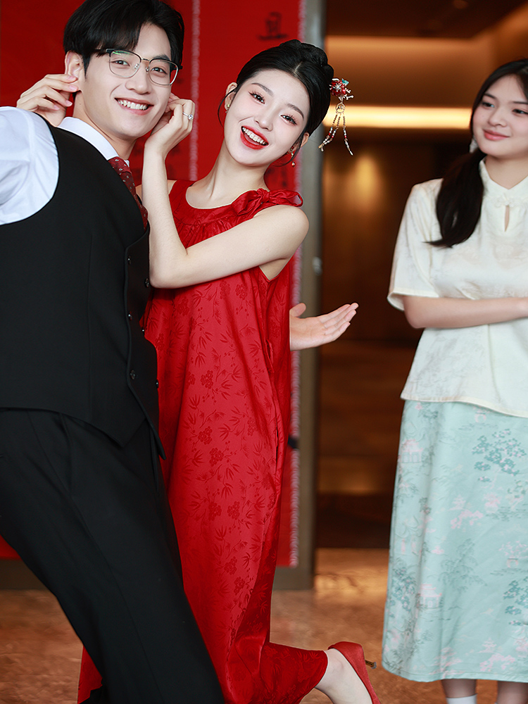 婚礼晨袍女孕妇红色敬酒服新娘订婚礼服大码胖mm挂脖无袖连衣裙夏 - 图1