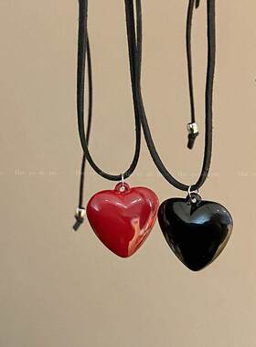 黑色树脂爱心吊坠项链简约凹造型锁骨女长款潮流甜酷风毛衣链