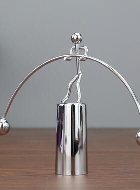 金属平衡球电镀小铁人平衡摆减压桌面摆件工艺品