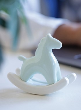 创意陶瓷绿马摆件 趣味可爱摇摇马 客厅 书房 茶室 桌面装饰定制