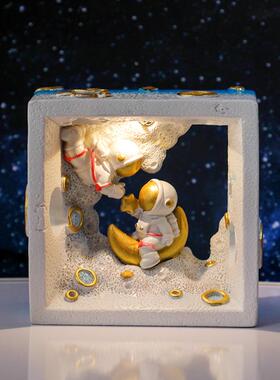 新款发光宇航员小夜灯创意家居桌面摆件卧室装饰树脂工艺节日礼品