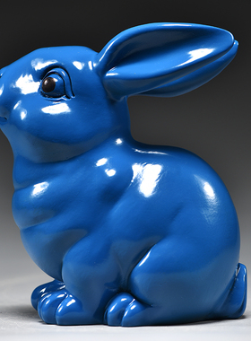 蓝色实木雕刻兔子摆件