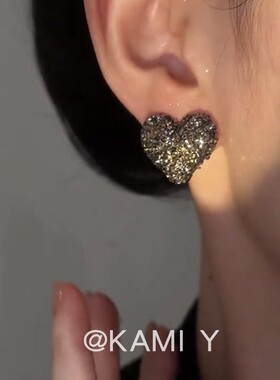 设计感渐变灰水晶爱心耳钉
