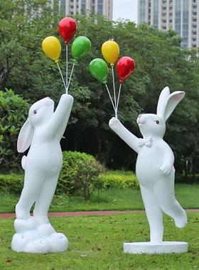园林景观草坪摆件户外楼盘幼儿园公仔装饰玻璃钢卡通气球兔子雕塑
