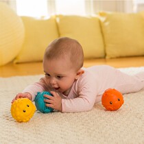 infantino american infantile newborns baby hands catch ball perceiving the ball and rattle the bell and rattle the bell