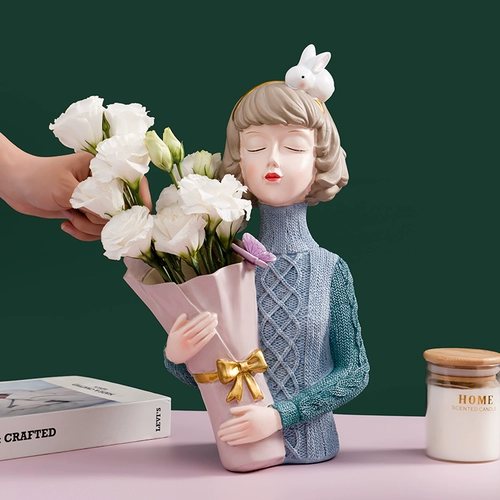 Северная творческая рука держала жидкую гостиную девушек сухой цветок обменушированные украшения легкие роскошные домашние крыльца Движение дня рождения