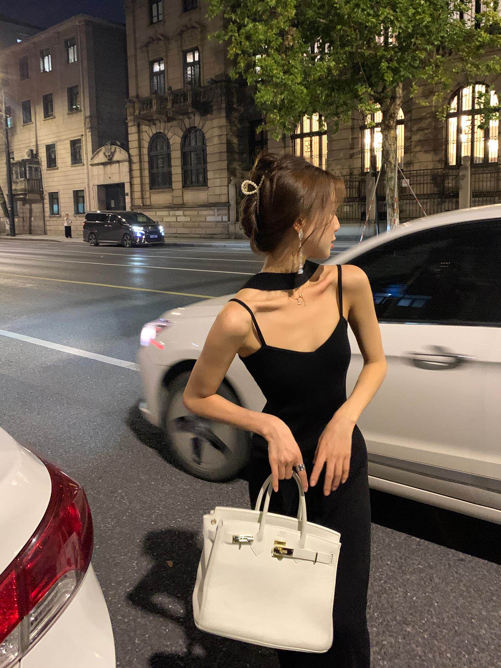 吊带挂脖裙子女法式气质白色长裙秋冬2025年新款连衣裙针织打底裙