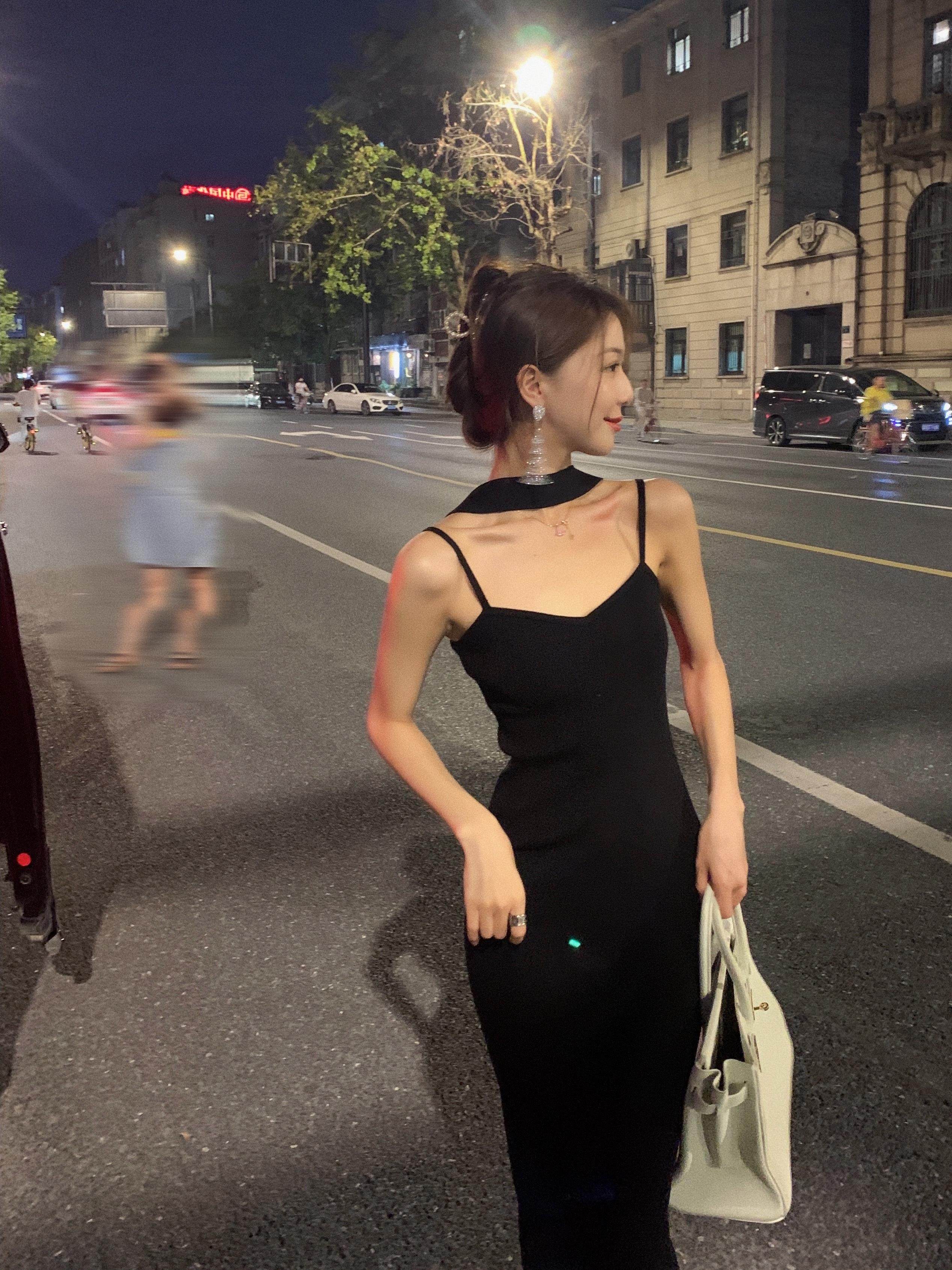 吊带挂脖裙子女法式气质白色长裙秋冬2025年新款连衣裙针织打底裙