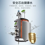 Оук на рабочем столе водоснабжения Небольшое бытовое охлаждение и тепло -поработавшая студенческая общежитие в спальне.