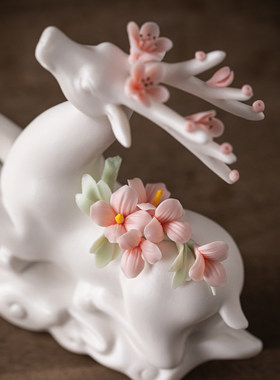 陶瓷鹿摆件大号招财客厅玄关白瓷麋鹿梅花鹿一对桌面装饰品工艺礼