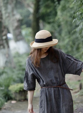 封面是花拉菲草宽檐镶边遮阳草帽