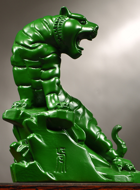 绿色实木雕刻上山虎摆件新中式