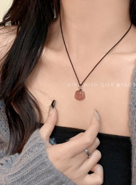 水果系穿搭配饰~草莓晶黑绳女秋冬轻奢高级感毛衣链配裙子的项链