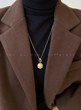 圆牌抽象人脸毛衣链简约配饰