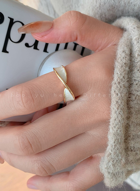 有薄与荷女金色双层戒指